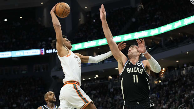  San Antonio Spurs forward Dominick Barlow (26) drives for a shot against Milwaukee Bucks center Brook Lopez (11) 